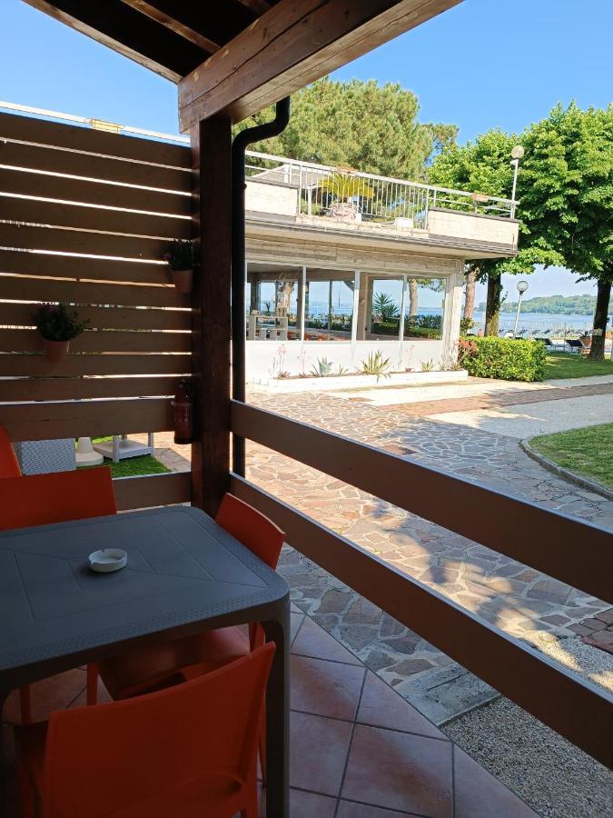 Villaggio Turistico Dei Tigli Padenghe sul Garda Rum bild