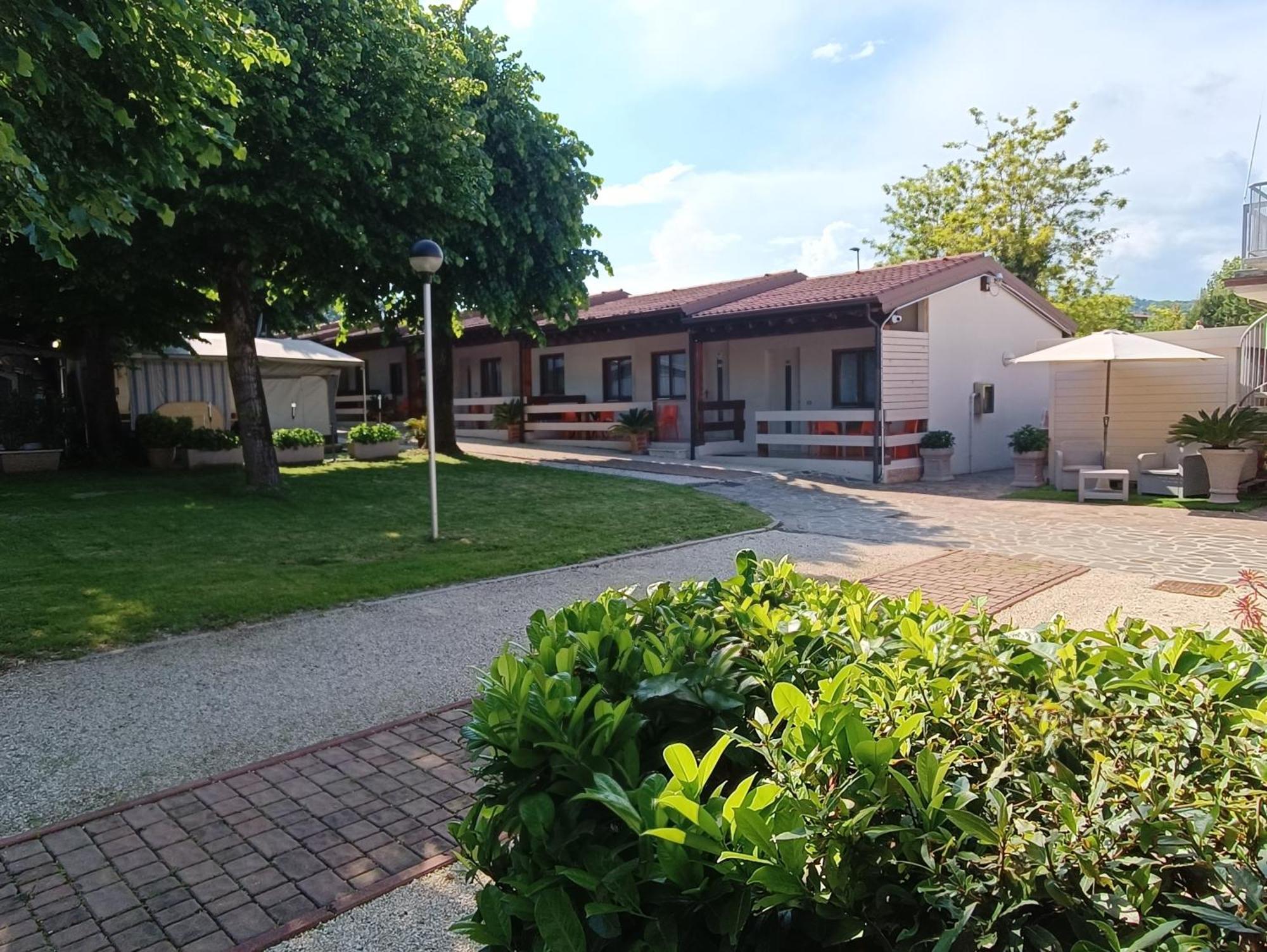 Villaggio Turistico Dei Tigli Padenghe sul Garda Rum bild