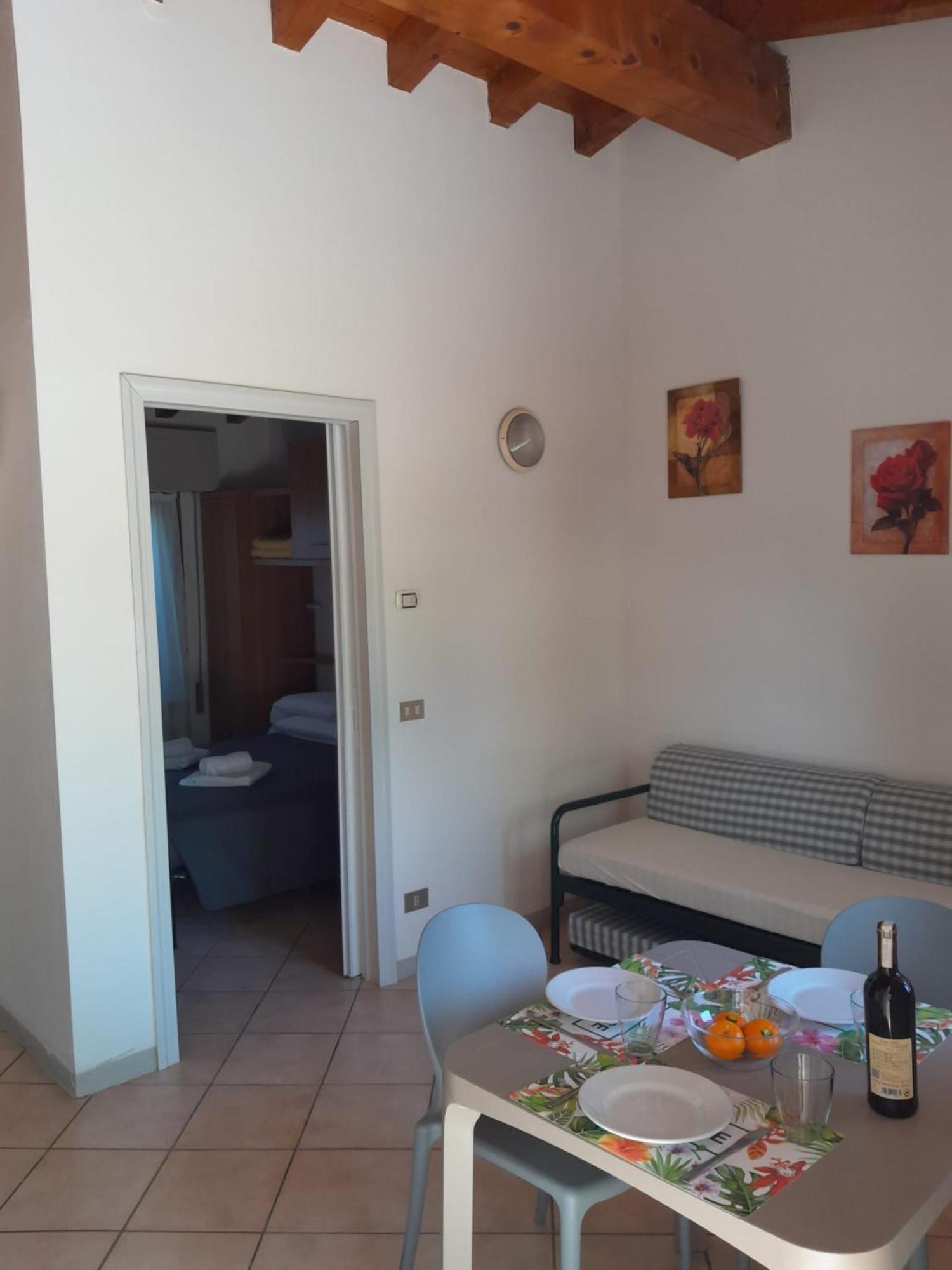 Villaggio Turistico Dei Tigli Padenghe sul Garda Rum bild
