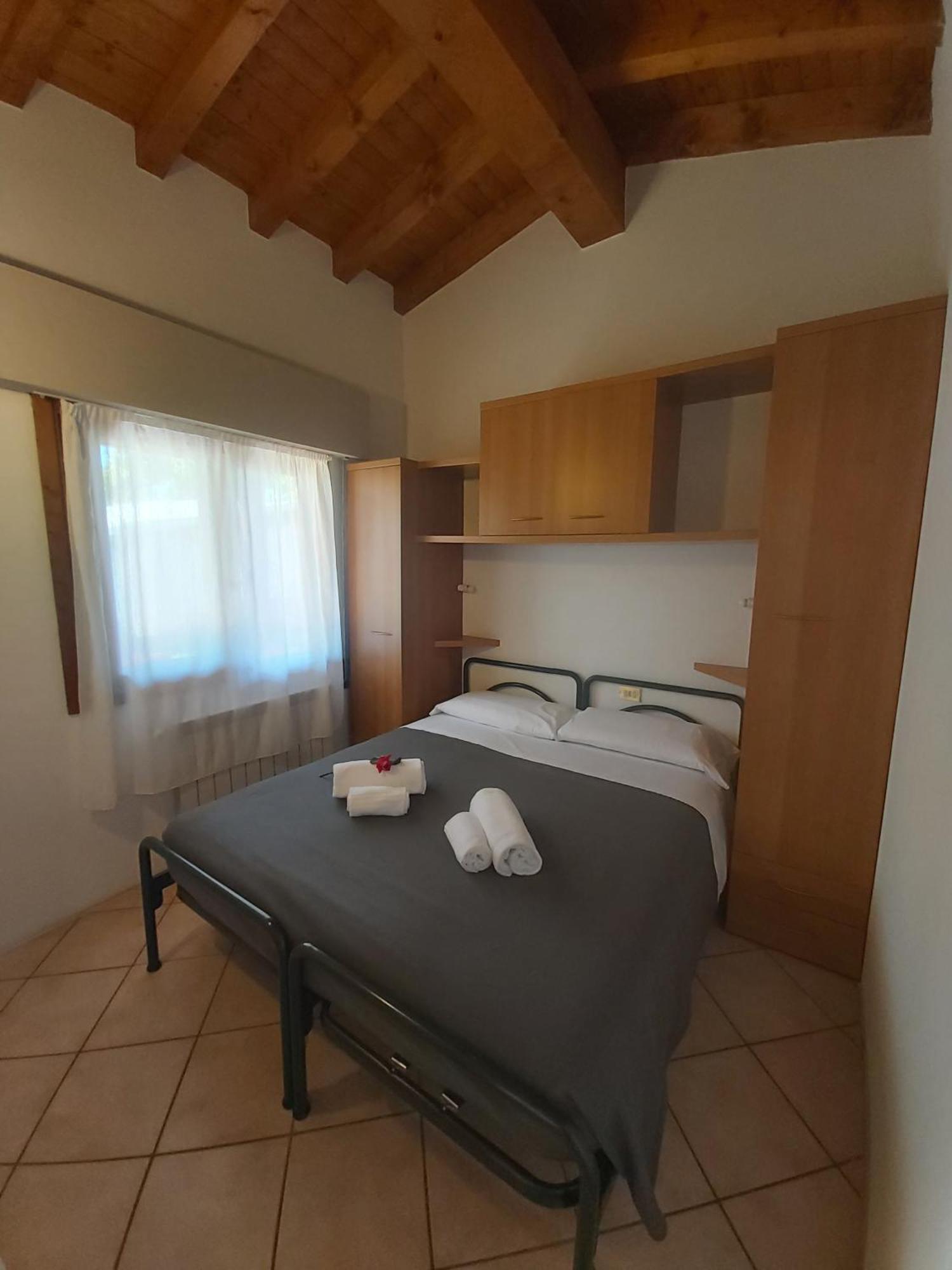 Villaggio Turistico Dei Tigli Padenghe sul Garda Rum bild