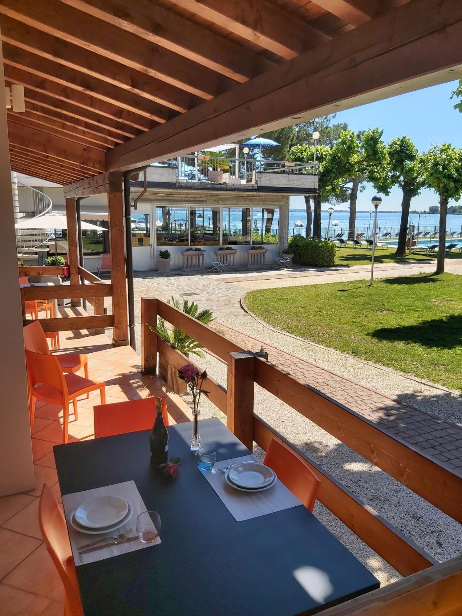 Villaggio Turistico Dei Tigli Padenghe sul Garda Rum bild