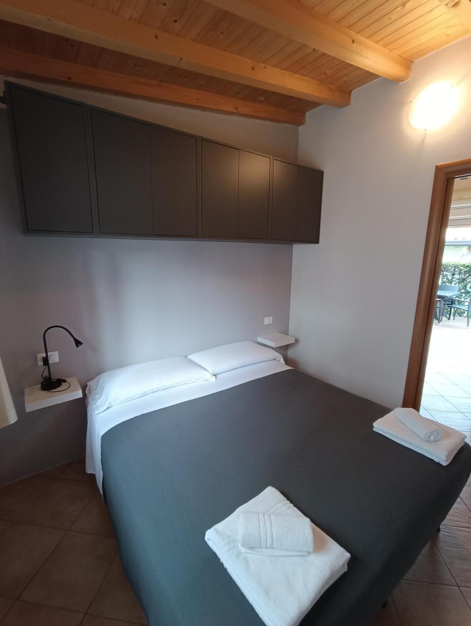 Villaggio Turistico Dei Tigli Padenghe sul Garda Rum bild