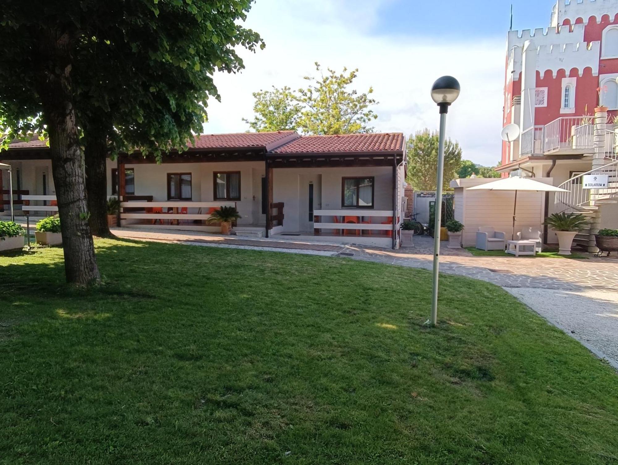 Villaggio Turistico Dei Tigli Padenghe sul Garda Rum bild