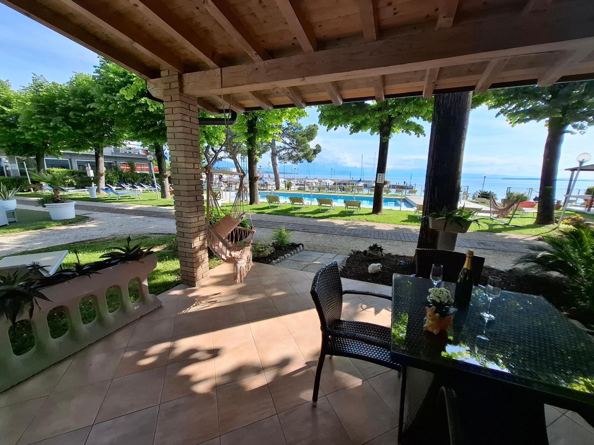 Villaggio Turistico Dei Tigli Padenghe sul Garda Rum bild