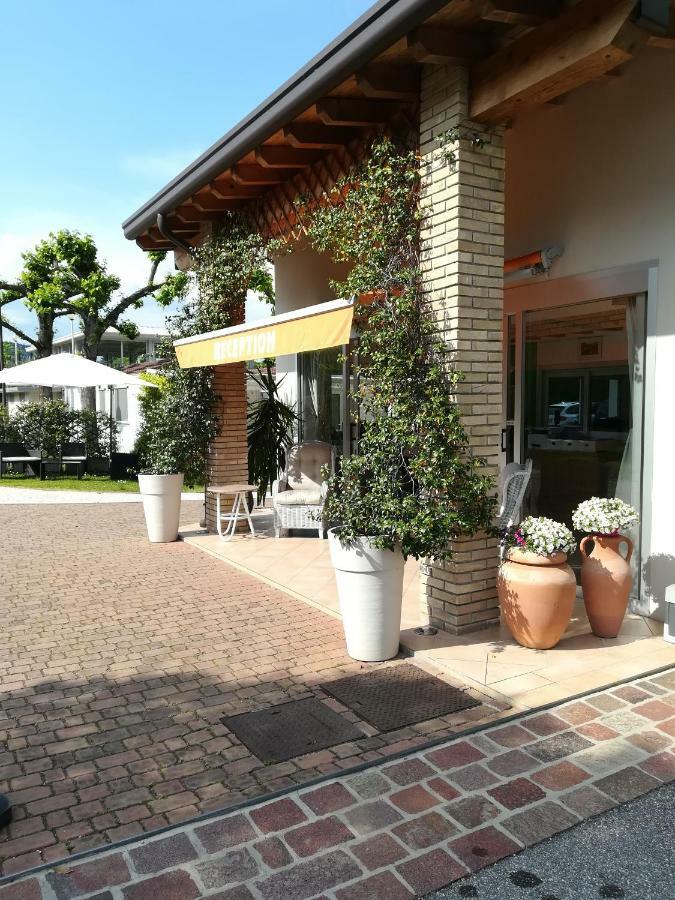 Villaggio Turistico Dei Tigli Padenghe sul Garda Exteriör bild